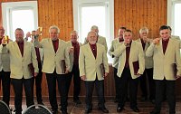 Bild: Holzsu&szlig;rarer M&auml;nnergesangsverein begeistert Alterskameraden.