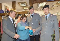 Soldaten sammeln für die Kriegsgräberfürsorge Bild: Soldaten sammeln für die Kriegsgräberfürsorge