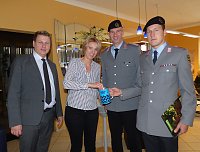 Soldaten sammeln für die Kriegsgräberfürsorge Bild: Soldaten sammeln für die Kriegsgräberfürsorge