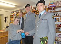 Soldaten sammeln für die Kriegsgräberfürsorge Bild: Soldaten sammeln für die Kriegsgräberfürsorge