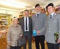 Soldaten sammeln für die Kriegsgräberfürsorge Bild: Soldaten sammeln für die Kriegsgräberfürsorge