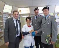 Soldaten sammeln für die Kriegsgräberfürsorge Bild: Soldaten sammeln für die Kriegsgräberfürsorge