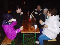 Bild: Bei Bratwurst und Gl&uuml;hwein    