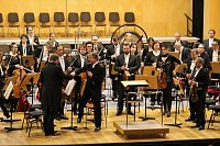 Uraufführung mit neuen Stühlen Bild: Uraufführung mit neuen Stühlen