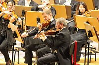 Uraufführung mit neuen Stühlen Bild: Uraufführung mit neuen Stühlen