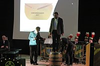 Bild: Ehrenarschleder zwei Mal verliehen.