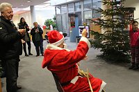Weihnachtsmann besuchte Sparkasse Bild: Weihnachtsmann besuchte Sparkasse