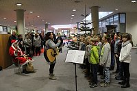 Weihnachtsmann besuchte Sparkasse Bild: Weihnachtsmann besuchte Sparkasse