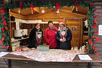 Bild: Feuchter Start des Weihnachtsmarkts