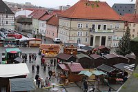 Bild: Feuchter Start des Weihnachtsmarkts