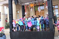 Bild: Feuchter Start des Weihnachtsmarkts