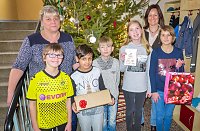Bild: Wippertal-Mitarbeiter helfen dem Weihnachtsmann