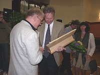 Bild: Ehrengabe an Dr. Surup
