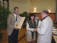 Bild: Ehrengabe an Dr. Surup