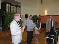 Bild: Ehrengabe an Dr. Surup
