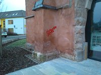 Bild: Schmierereien an der Cruzis-Kirche