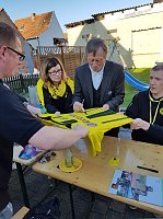 Bild: Ein "Held " zu Gast bei Freunden