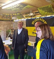 Bild: Ein "Held " zu Gast bei Freunden
