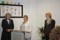 Bild: Landr&auml;tin &uuml;bergibt neues Schulgeb&auml;ude