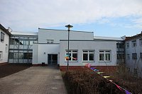 Bild: Landr&auml;tin &uuml;bergibt neues Schulgeb&auml;ude