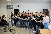 Bild: Landr&auml;tin &uuml;bergibt neues Schulgeb&auml;ude