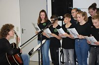 Bild: Landr&auml;tin &uuml;bergibt neues Schulgeb&auml;ude