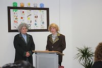 Bild: Landr&auml;tin &uuml;bergibt neues Schulgeb&auml;ude