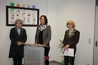 Bild: Landr&auml;tin &uuml;bergibt neues Schulgeb&auml;ude