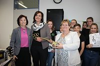 Bild: Landr&auml;tin &uuml;bergibt neues Schulgeb&auml;ude
