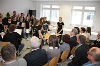 Bild: Landr&auml;tin &uuml;bergibt neues Schulgeb&auml;ude