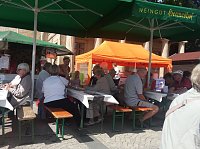 Mit Wein in den neuen Tag Bild: Mit Wein in den neuen Tag