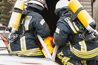 Bild: Feuerwehren &uuml;bten in Greu&szlig;en