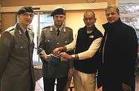 Soldaten sammeln für die Kriegsgräberfürsorge Bild: Soldaten sammeln für die Kriegsgräberfürsorge