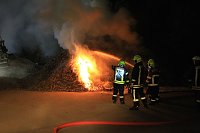 Holz brennt an Landkreisgrenze Bild: Holz brennt an Landkreisgrenze