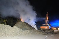 Holz brennt an Landkreisgrenze Bild: Holz brennt an Landkreisgrenze
