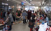 Viele Stände beim Kindertrödelmarkt Bild: Viele Stände beim Kindertrödelmarkt