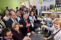 Hofladen präsentiert Schmackhaftes und "Geistreiches" aus der Region Bild: Hofladen präsentiert Schmackhaftes und "Geistreiches" aus der Region