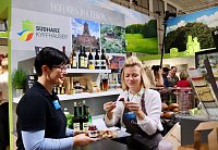 Hofladen präsentiert Schmackhaftes und "Geistreiches" aus der Region Bild: Hofladen präsentiert Schmackhaftes und "Geistreiches" aus der Region