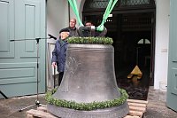 Die erste Glocke für Trinitatiskirche in der Stadt Bild: Die erste Glocke für Trinitatiskirche in der Stadt