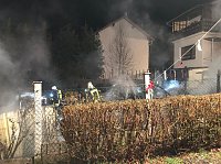 Carport und mehrere Fahrzeuge gehen in Flammen auf Bild: Carport und mehrere Fahrzeuge gehen in Flammen auf