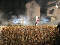 Carport und mehrere Fahrzeuge gehen in Flammen auf Bild: Carport und mehrere Fahrzeuge gehen in Flammen auf