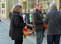 Bild: Ostereier an Klein und Gro&szlig; verteilt
