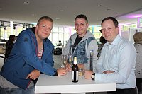 Nach der Arbeit ins Autohaus Bild: Nach der Arbeit ins Autohaus