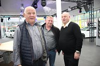 Nach der Arbeit ins Autohaus Bild: Nach der Arbeit ins Autohaus