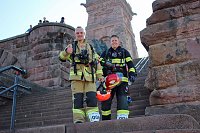 Feuerwehrleute stürmen Kyffhäuserdenkmal Bild: Feuerwehrleute stürmen Kyffhäuserdenkmal