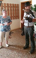 Luca Falke und Wüsten-Bussard Uschi zu Besuch im WB 4 Bild: Luca Falke und Wüsten-Bussard Uschi zu Besuch im WB 4
