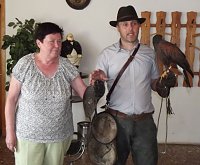 Luca Falke und Wüsten-Bussard Uschi zu Besuch im WB 4 Bild: Luca Falke und Wüsten-Bussard Uschi zu Besuch im WB 4