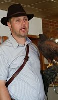 Luca Falke und Wüsten-Bussard Uschi zu Besuch im WB 4 Bild: Luca Falke und Wüsten-Bussard Uschi zu Besuch im WB 4