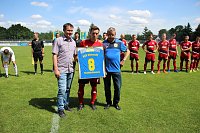 Bild: Spieler und Schiedsrichter verabschiedet