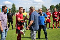 Bild: Spieler und Schiedsrichter verabschiedet